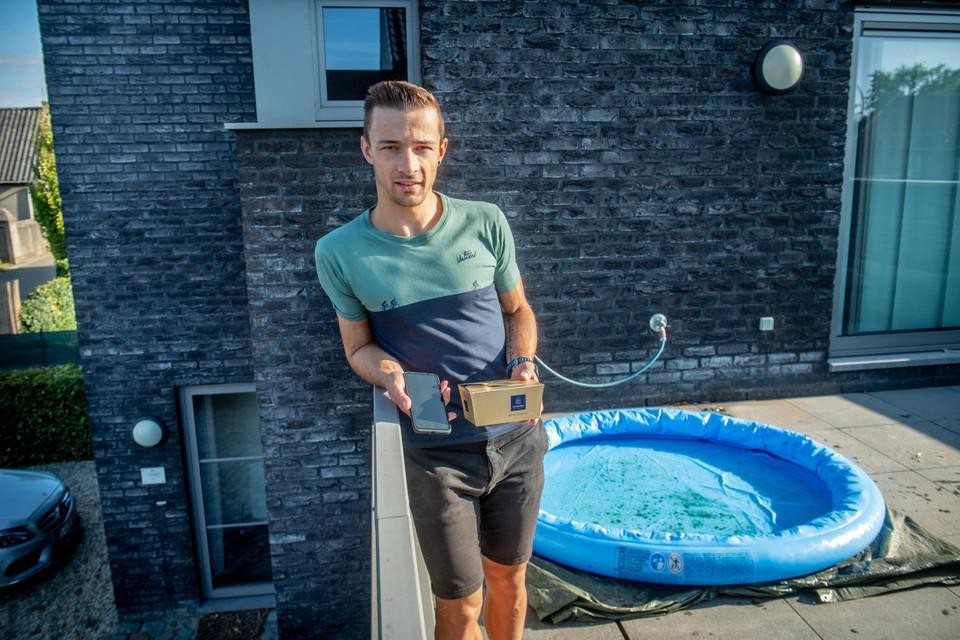 Een postbezorger had het pakje met de nieuwe smartphone van Joeri over de balustrade van het dakterras gegooid... recht in een zwembadje. 