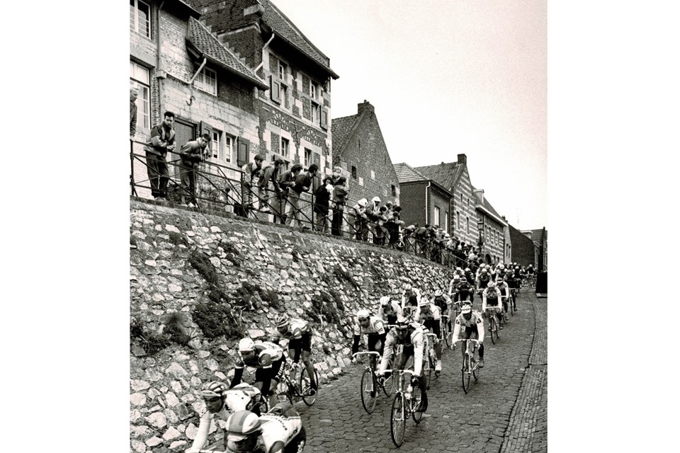 De Amstel Gold Race trekt in 1989 door Elsloo. 