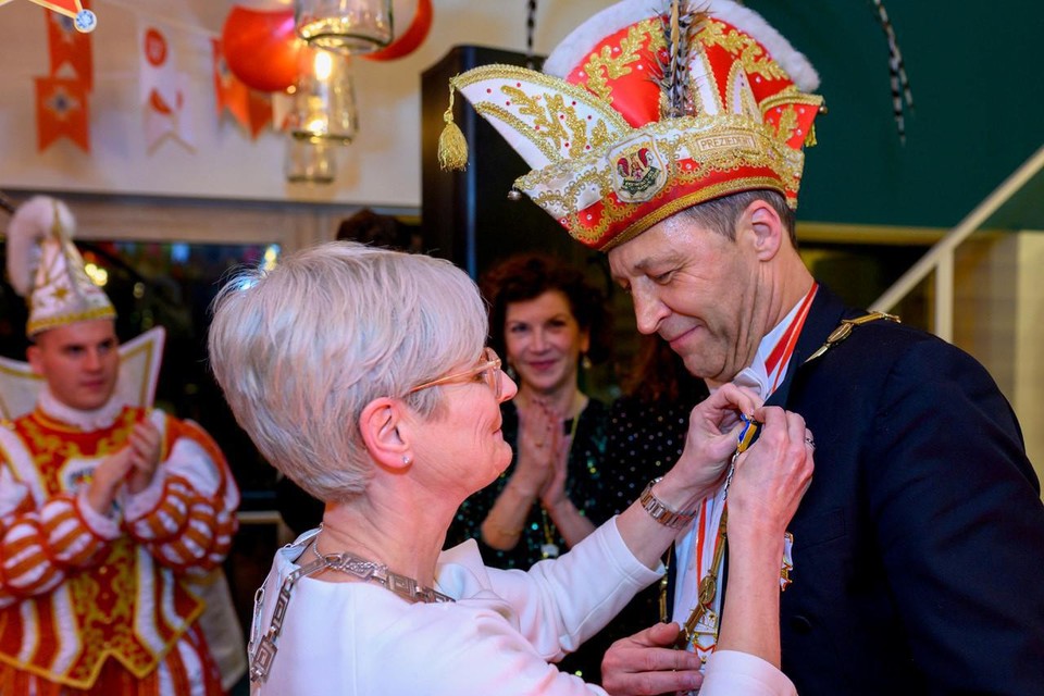 Walter Sterk ontvangt de onderscheiding uit handen van burgemeester Petra Dassen.