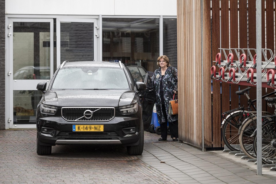 Rianne Donders verlaat het stadhuis van Roermond via de dienstingang vlak na haar aankondiging per 1 november te vertrekken als burgemeester. 