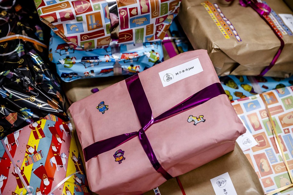 lood Premisse Aziatisch Sinterklaas en de Kerstman geven goedkopere cadeautjes' - De Limburger  Mobile