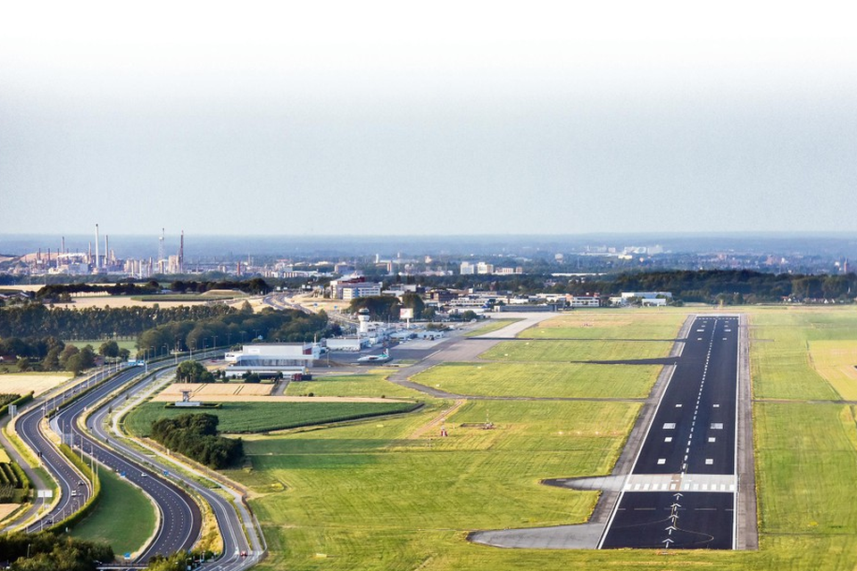 De baan van Maastricht Aachen Airport wordt vernieuwd. 