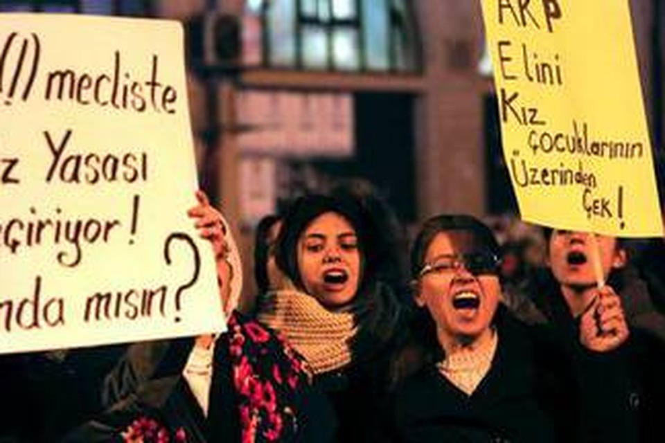 Vrouwen in Turkije protesteren tegen het omstreden voorstel.