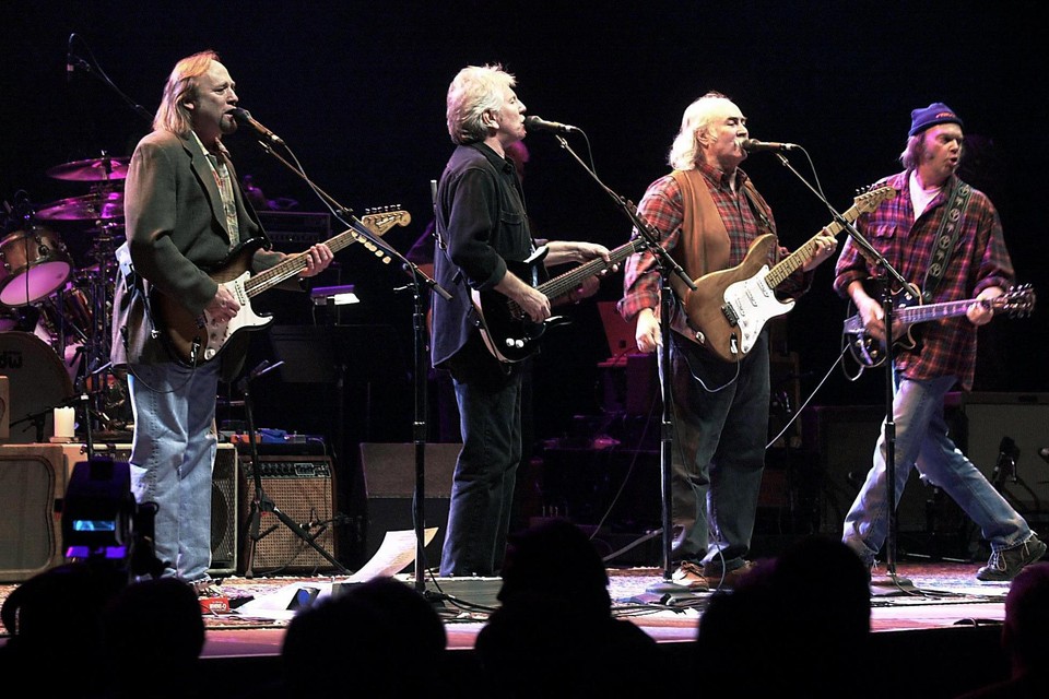 Stephen Stills, Graham Nash, David Crosby en Neil Young (van links naar rechts) in 2000 tijdens hun eerste optreden sinds 1974.