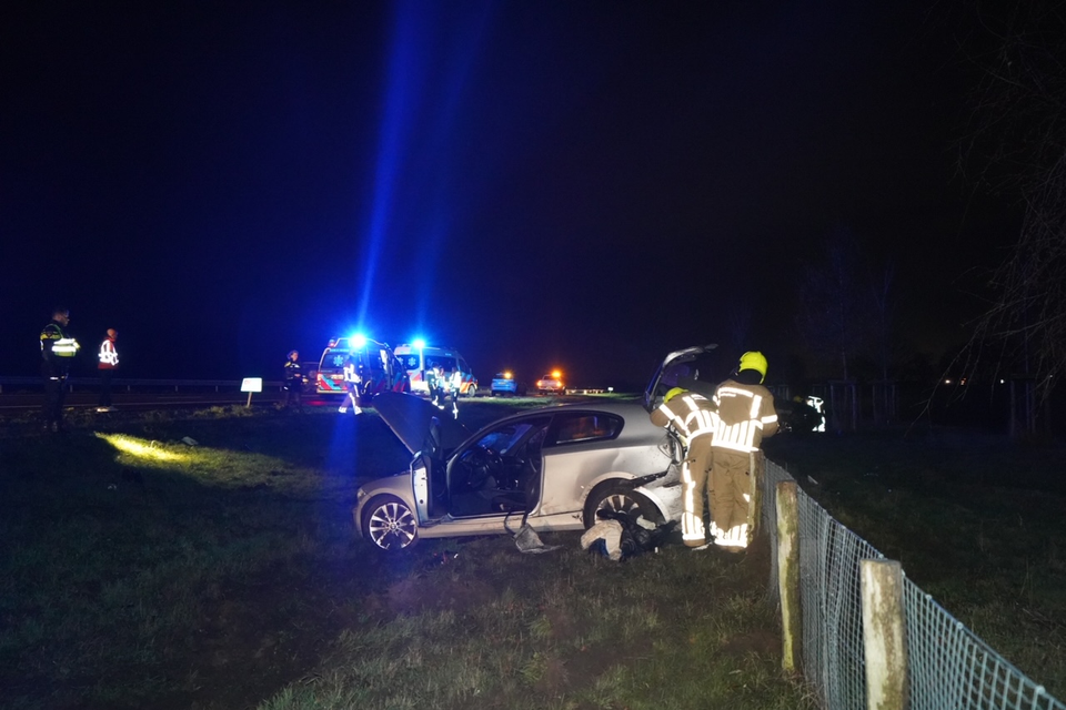 Twee auto’s naast de A73 ter hoogte van Grubbenvorst