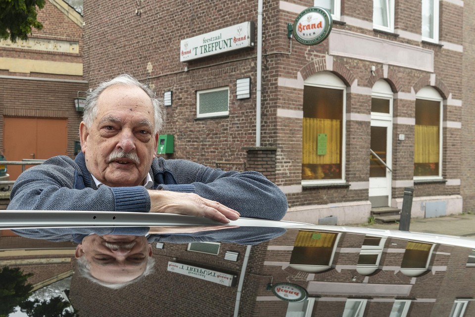 Hans Mulder voor de harmoniezaal aan de Meuserstraat in Kerkrade. 
