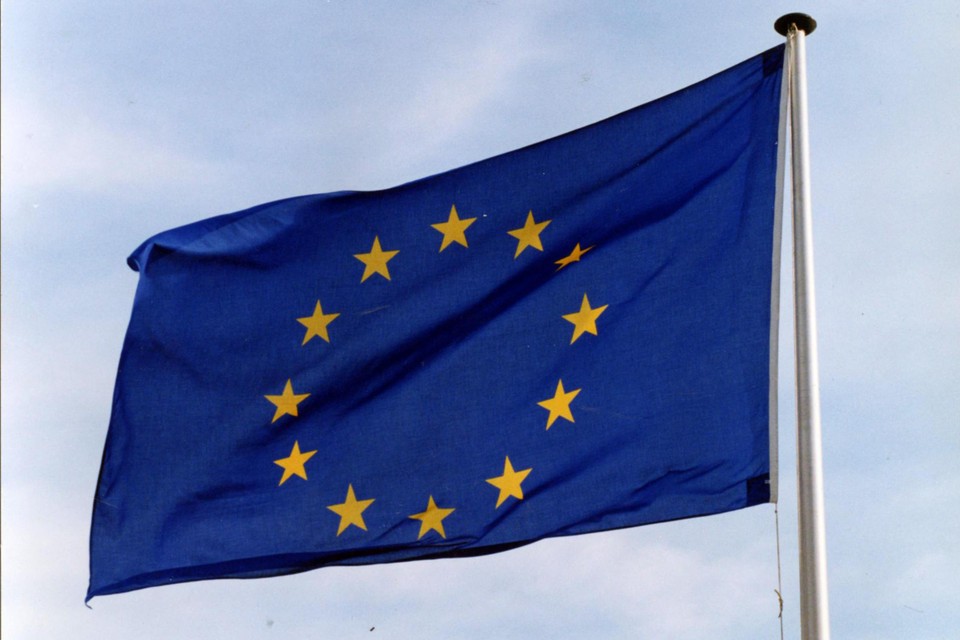  De vlag van de Europese Unie wappert voortaan dagelijks bij de gemeentehuizen in Sittard en Geleen. 