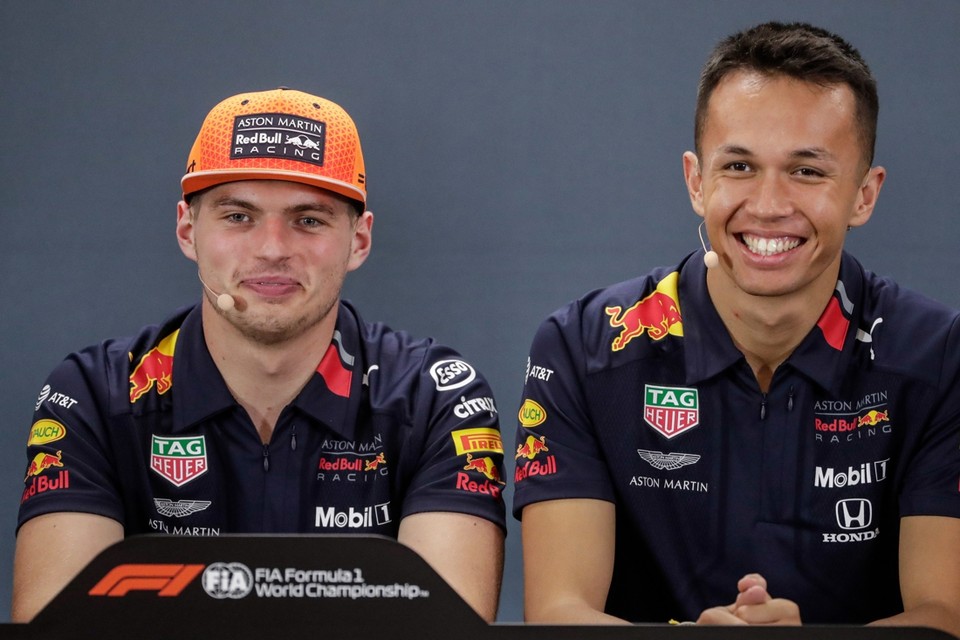 Max Verstappen met teamgenoot Alexander Albon. 