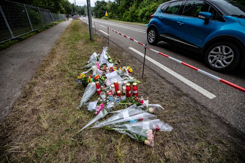 Bloemen en kaarsen op de plek waar in 2018 enkele personen werden geschept door een automobilist. 