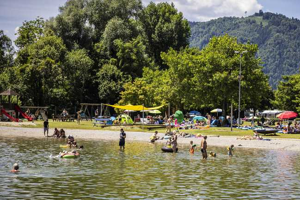 Zwemplezier aan de Ossiacher See in Oostenrijk.