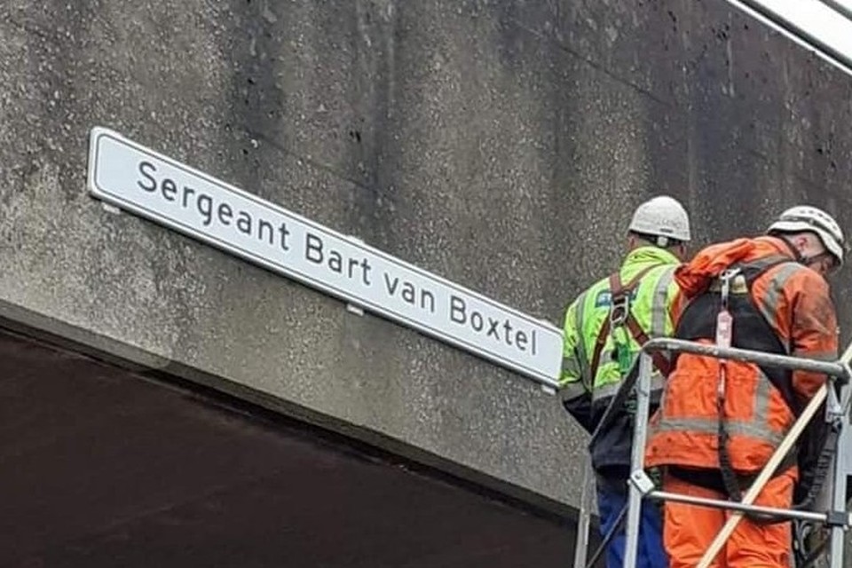Een viaduct in Stein heeft nu officieel de naam van de gevallen soldaat Bart van Boxtel uit Urmond. 