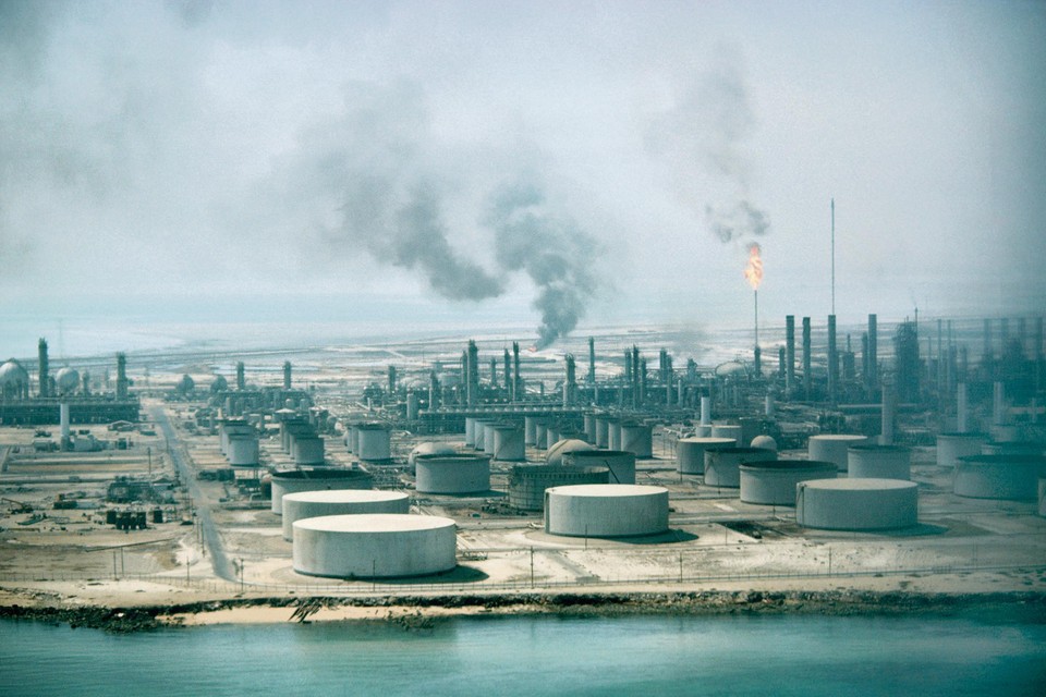 Een raffinaderij van Saudi Aramco.