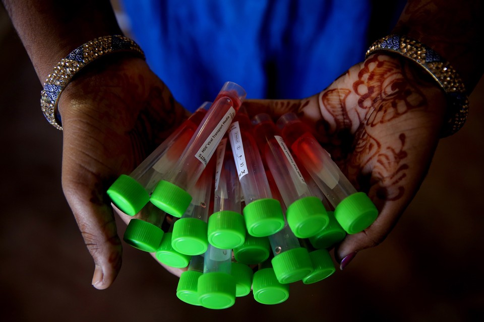 Een gezondheidsmedewerker in India met neus- en keelmonsters die onderzocht zullen worden op aanwezigheid van het coronavirus. 