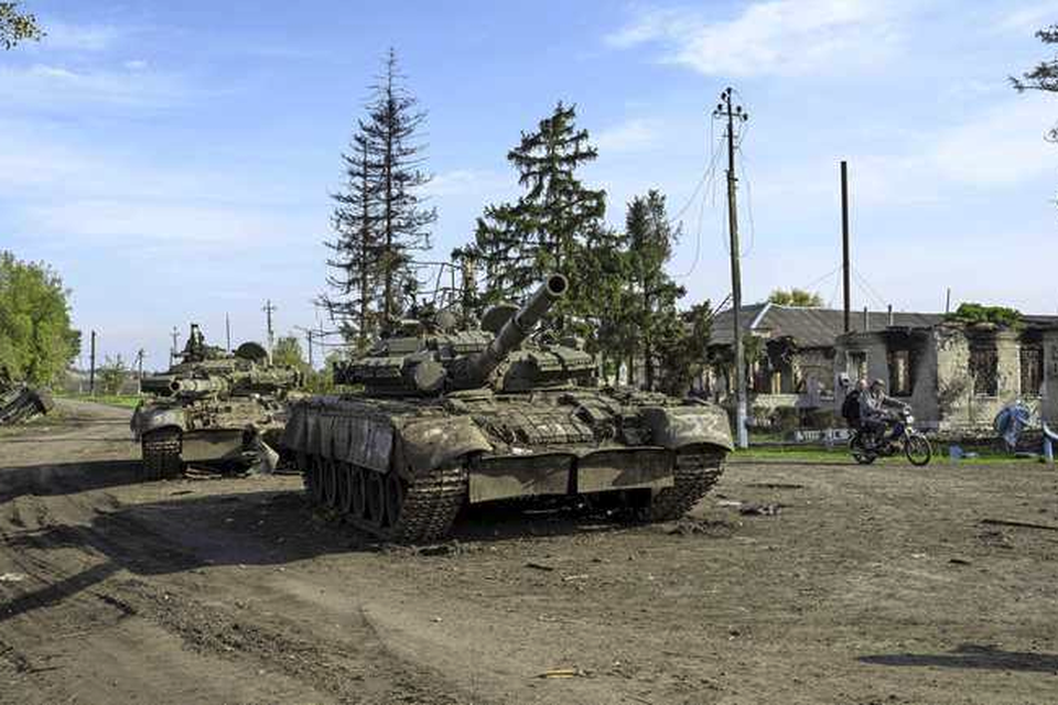 Een verlaten Russische tank in Oekraïne.