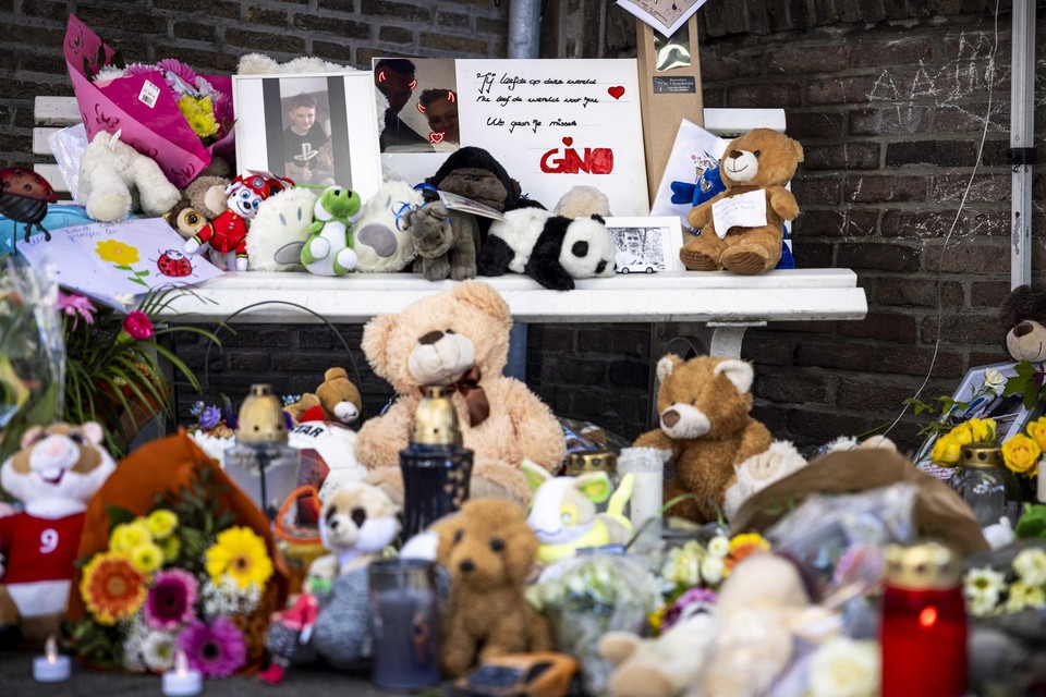 Bloemen, kaarsen en knuffels na de moord op de negenjarige Gino. 