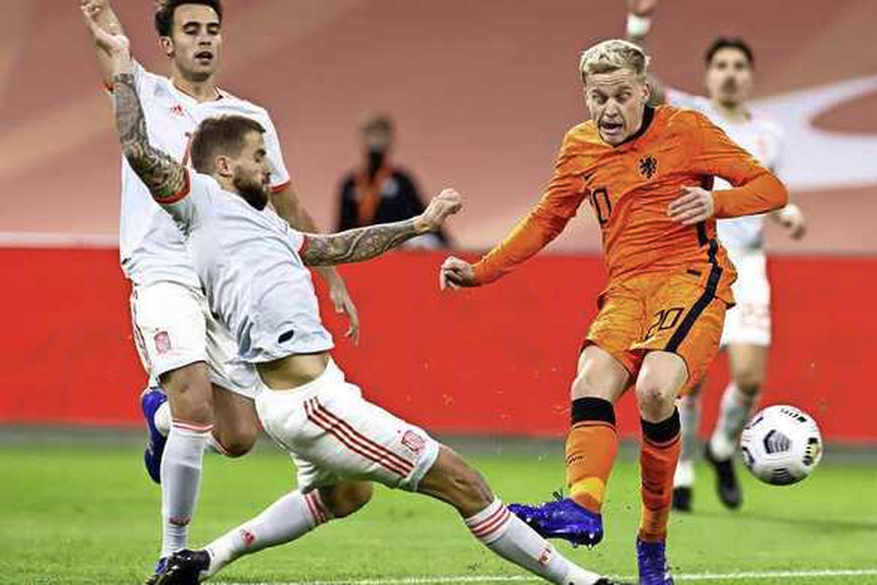 Donny van de Beek ziet dit schot geblokt, maar scoort later in de wedstrijd wel voor Oranje.