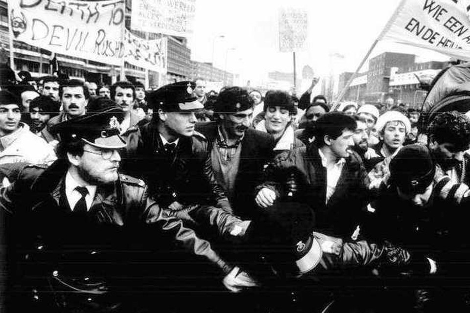 Bij de demonstratie in Amsterdam (vermoedelijk in 1989) worden exemplaren van De Duivelsverzen en Rushdie-poppen verbrand en spandoeken met ophitsende teksten meegevoerd. Dood aan Rushdie, klinkt het door een megafoon. 