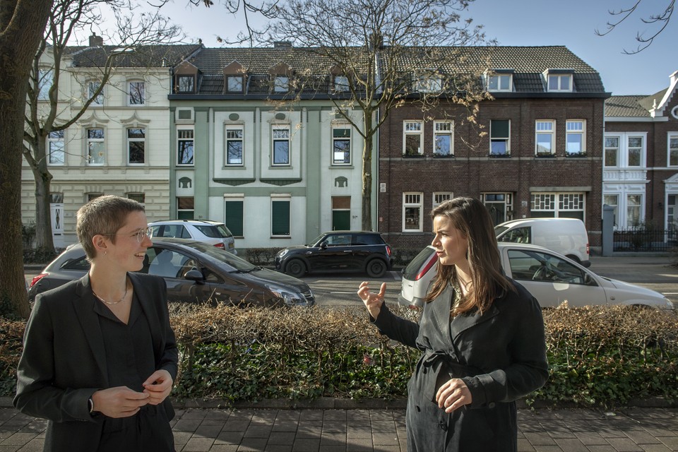 Eline Schmeets  (rechts) en Marlies Vermeulen tegen het decor van huizen in Duitse (links) en Nederlandse stijl, gebouwd op  Nederlandse kant van de Nieuwstraat 