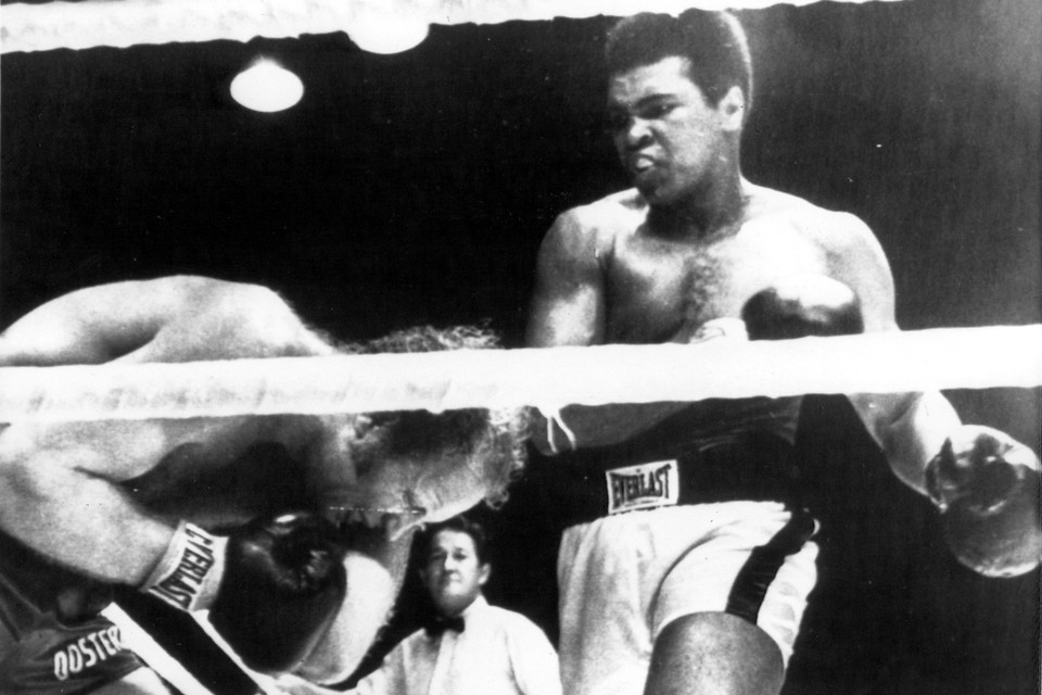 Rudi Lubbers in de verdrukking tegen Muhammad Ali tijdens hun gevecht in 1973 in Jakarta. 