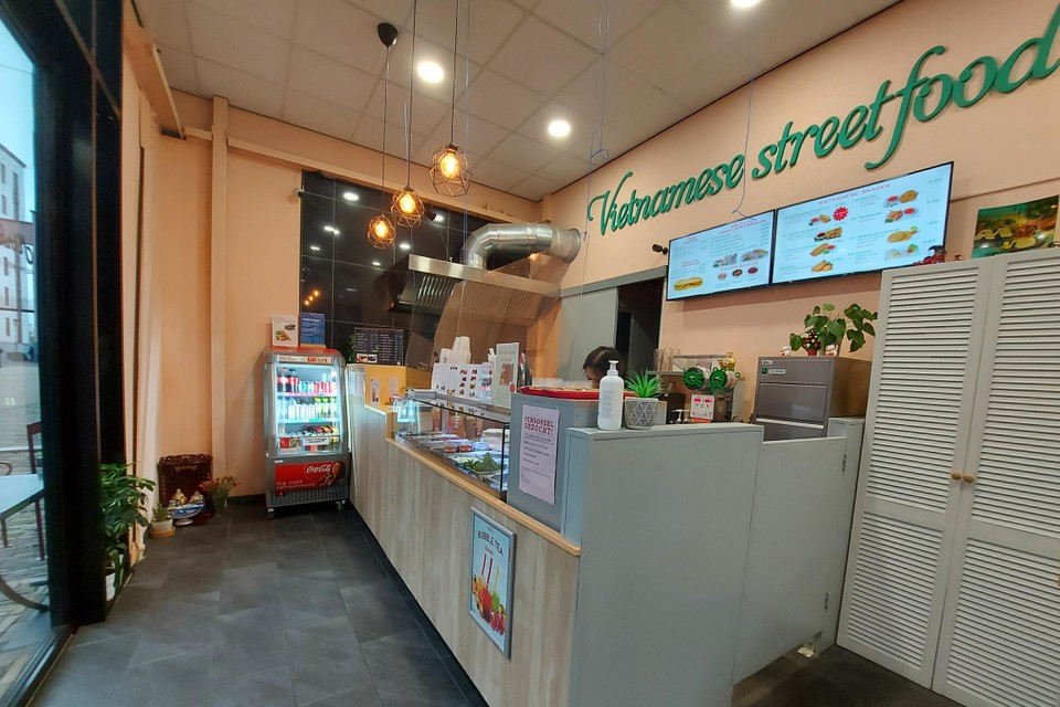 In een klein zaakje in het Heerlense Maankwartier zit Minh Anh Vietnamese streetfood.