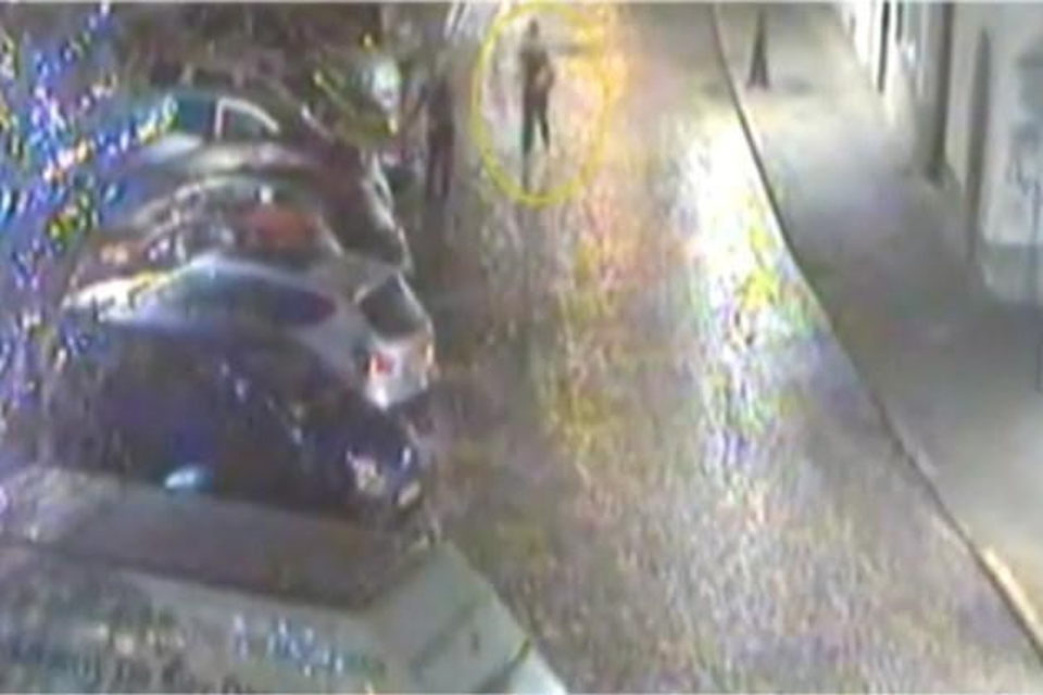 Een camera bij de Wijckerbrugstraat heeft vastgelegd hoe een man in een opvallende zwart-witte jas Lahnstein in 2013 achternazit en beschiet.  