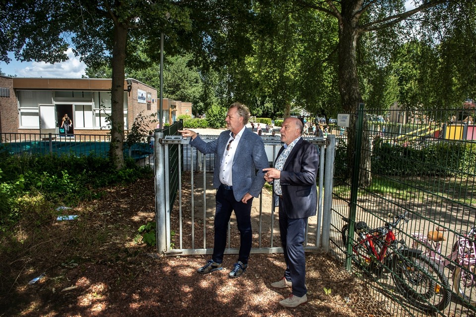 Wethouder Peter Janssen (L.) en directeur Bert Nelissen van schoolbestuur Innovo bij de bestaande basisschool De Verrekijker in Amstenrade. 