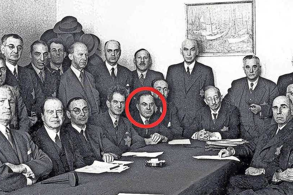 Notaris Arnold van den Bergh (midden) in 1942. Hij werd in het omstreden boek aangewezen als verrader van Anne Frank. 