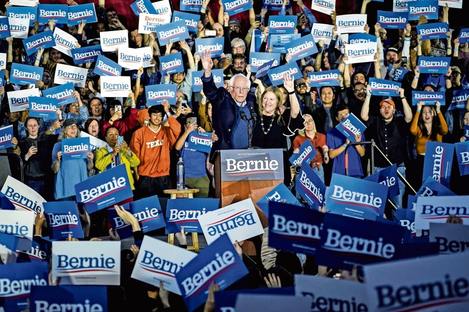 Bernie Sanders laat zich samen met zijn vrouw Jane toejuichen na een speech in Austin, Texas. 