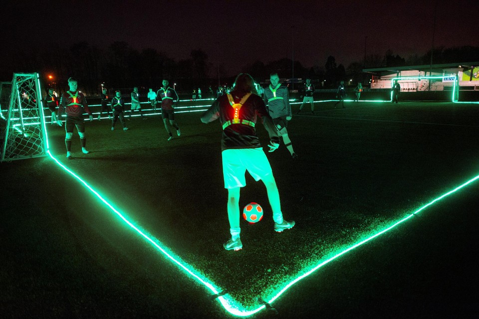 De voetballers speelden met vijf tegen vijf in het donker op een met ledlampen verlicht veld.