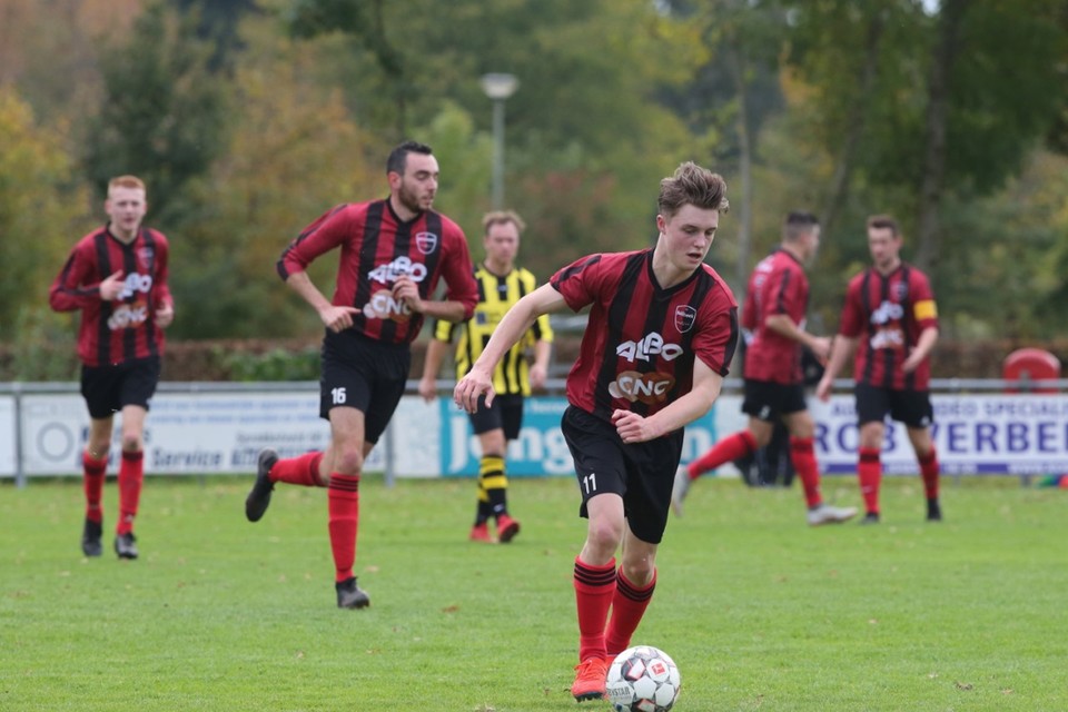 Bas van de Weele van Milsbeek aan de bal. Zijn ploeg scoorde een half dozijn doelpunten tegen VIOS’38. 