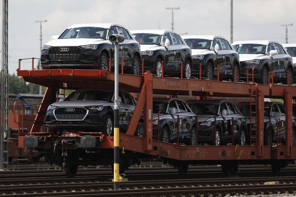Een vrachttrein vol auto’s arriveert in de haven van Hamburg. 