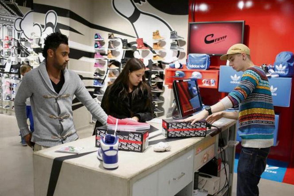 De PRO-schoenenwinkels mikken op jongeren, maar maken weinig of geen winst. 