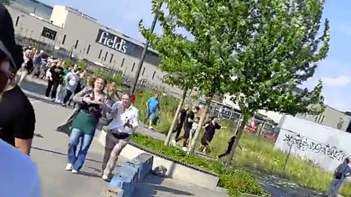 Volgens de Deense politie werd er geschoten bij de winkel Fields.