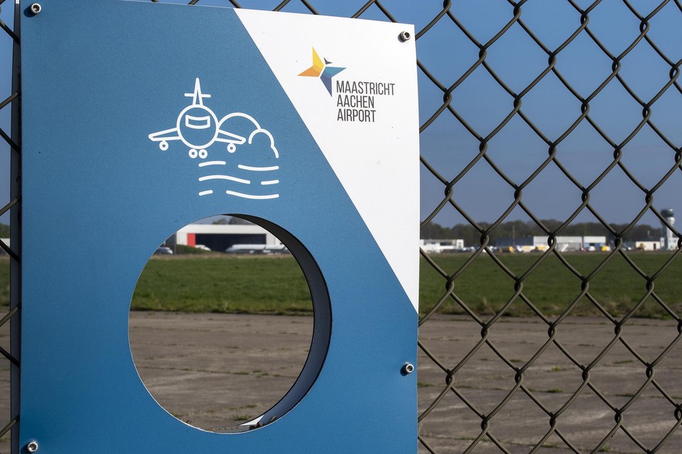 De toekomst van luchthaven Maastricht Aachen Airport is een heikel politiek dossier. 