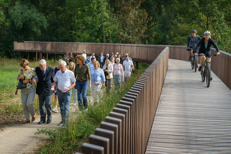 Recreatiegebied Mulderplas wordt geopend met een wandeling. Vooraan in het midden regisseur Henk van der Linden (96). 