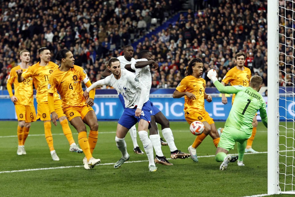 Frankrijk komt na gegrabbel van doelman Jasper Cillessen op 2-0.