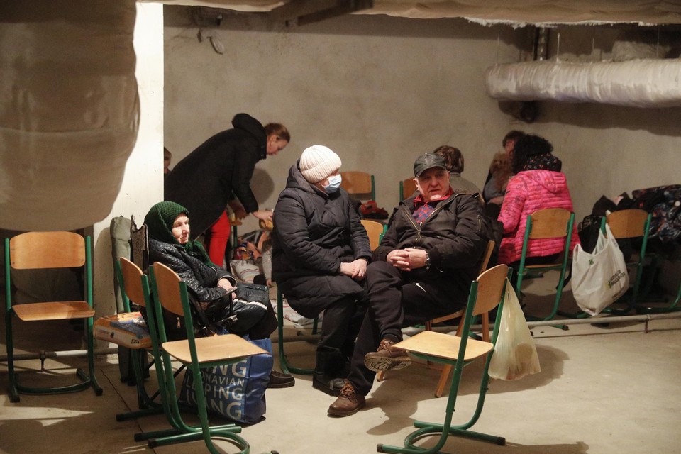 Oekraïeners schuilen in een kelder in Kiev. 