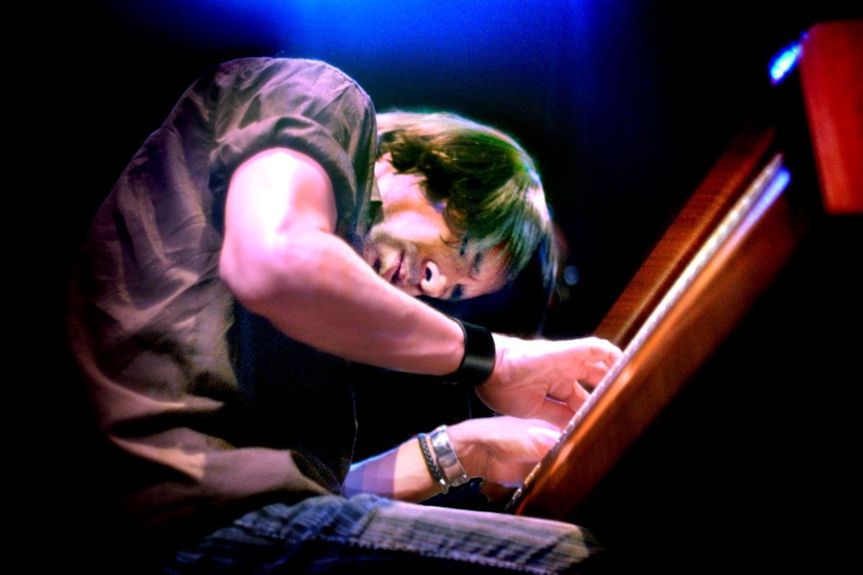 Glenn Corneille tijdens een concert in 2003 in Roermond. 