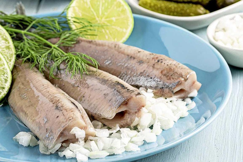 Traditioneel wordt haring zo uit het vuistje gegeten of met een uitje/augurkje, maar je kunt hem ook in taco’s of tussen sandwiches stoppen. 