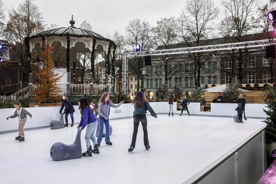 De schaatsbaan op het Munsterplein in Roermond draait goed volgens ondernemer Raymond Reijners. „Volgend jaar een grotere en wellicht overdekt.”