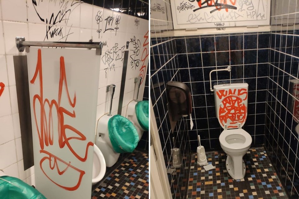 De graffiti op het toilet van Ierse pub Erin’s Isle. 