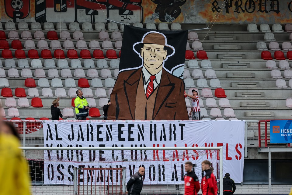 Fans van TOP Oss bedankten de afscheid nemende Klaas Wels met spandoeken. 