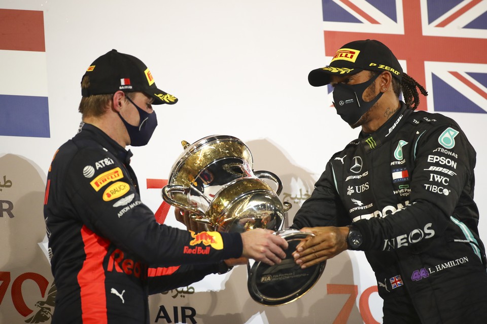 Dichter bij elkaar kwamen Lewis Hamilton en Max Verstappen ion Bahrein niet. 