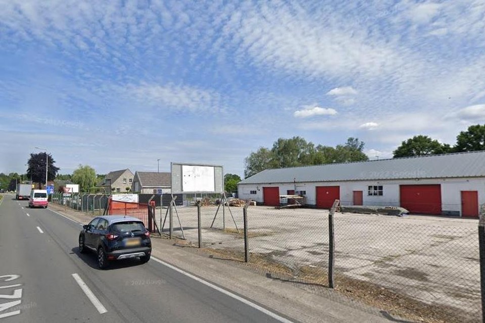 Rechts het bedrijfspand aan de Noordervaart (N275) in Beringe waar vorige week een drugslab en hennepkwekerij werden aangetroffen. 