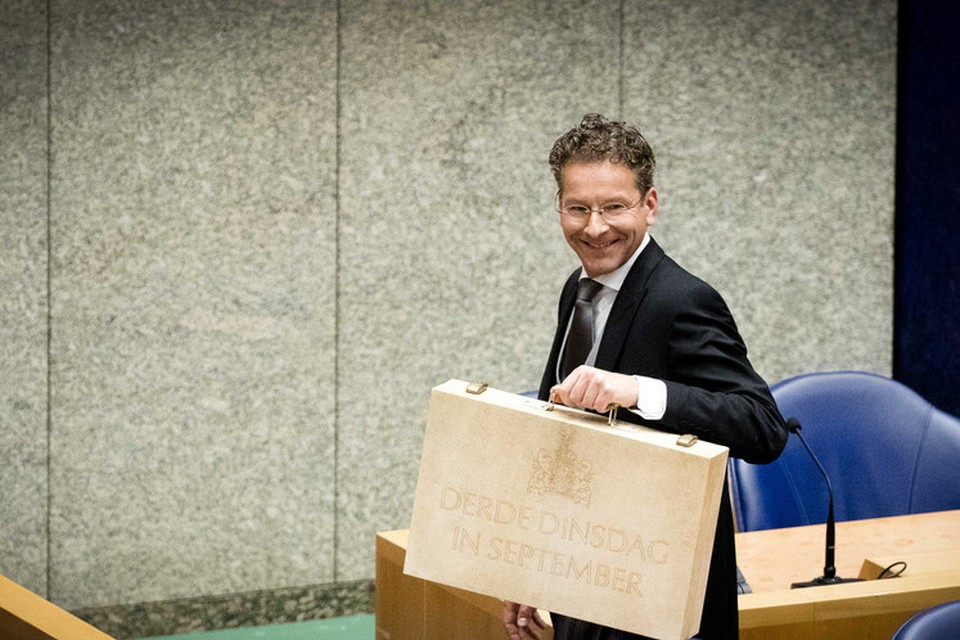 Jeroen Dijsselbloem, demissionair minister van Financiën, presenteert dinsdag in de Tweede Kamer het koffertje met de Miljoenennota.
