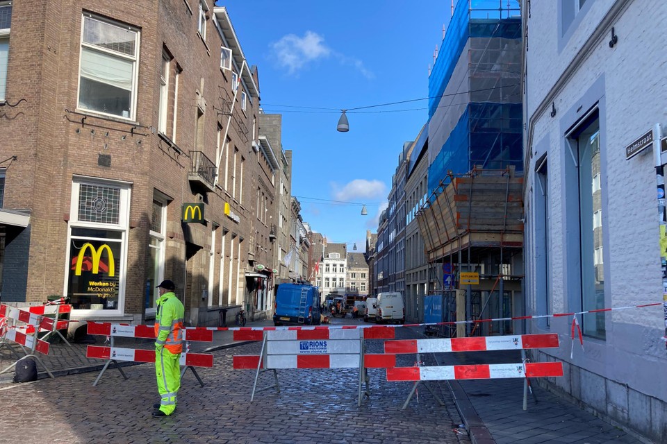 Vanaf het Vrijthof is de Helmstraat niet toegankelijk, vanaf de Grote Gracht wel.