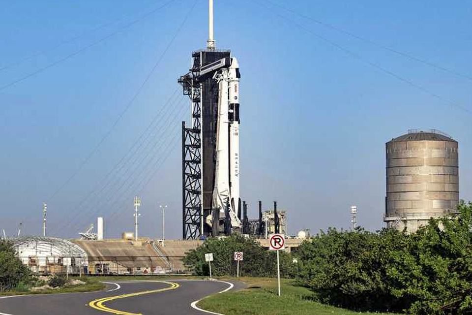 The SpaceX Falcon 9 raket staat klaar op het Amerikaanse Kennedy Space Center in Florida. Aan boord een gemengde bemanning.