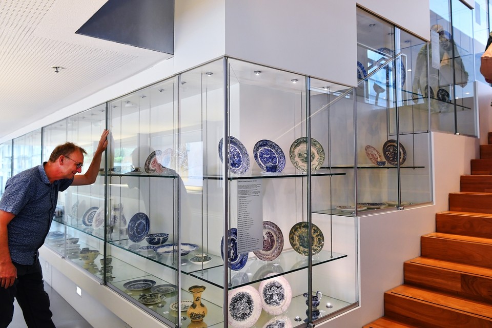 Huub Brandts bij de tentoonstelling van stukken uit de unieke privé-collectie van Pierre van der Voort, in Centre Céramique. 