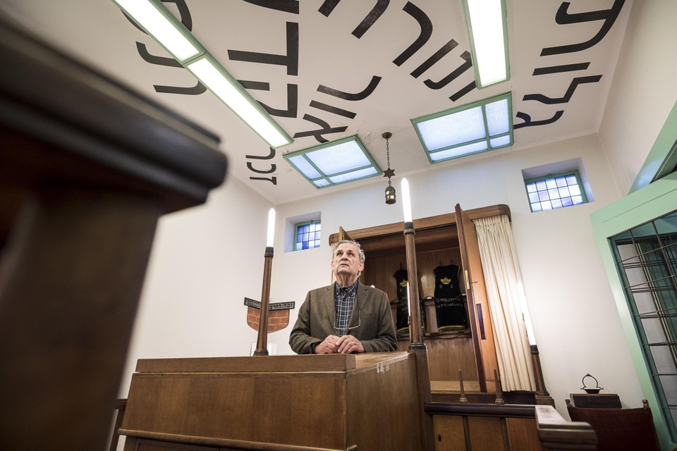 Hein van der Bruggen, die een proefschrift over Joden in Limburg schreef, in de synagoge in Roermond. 