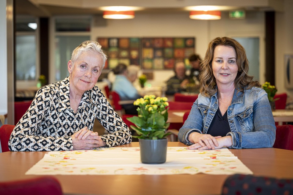 Doritha Vossen (links) en Marieke Derksen ondersteunen mantelzorgers binnen zorgcentrum Beek &amp; Bos in Heythuysen.